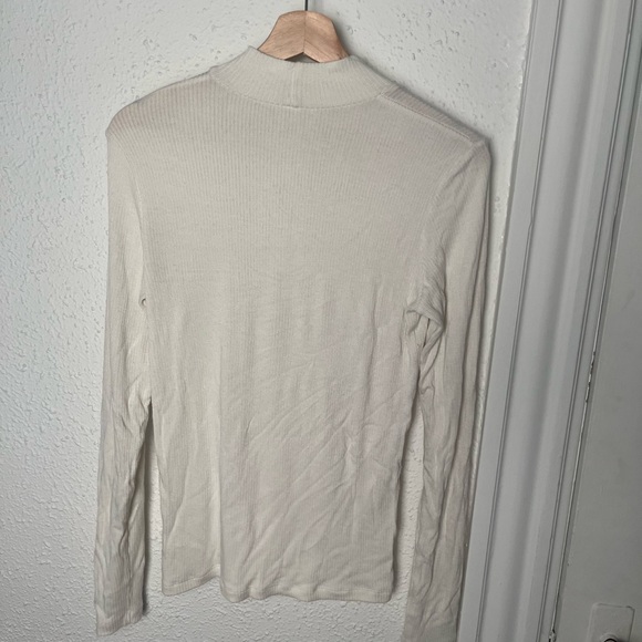 Uniqlo Off-White Ribbed Turtleneck - Picture 3 of 5